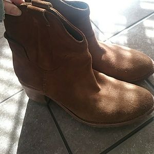 A STEAL!!! Alberto Fermani Italian suede booties